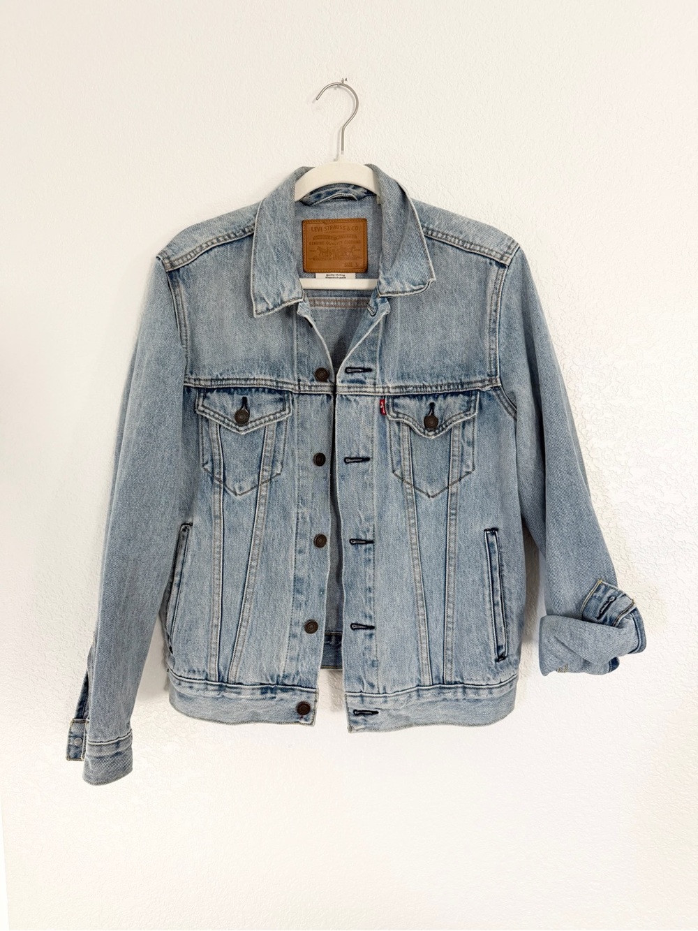 LEVI’S Light Wash Blue Denim Trucker Jacket - Men's Size Small
